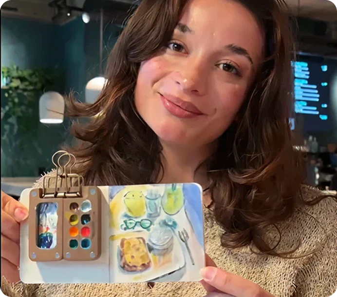 Valentina mostrando su set portátil de acuarelas